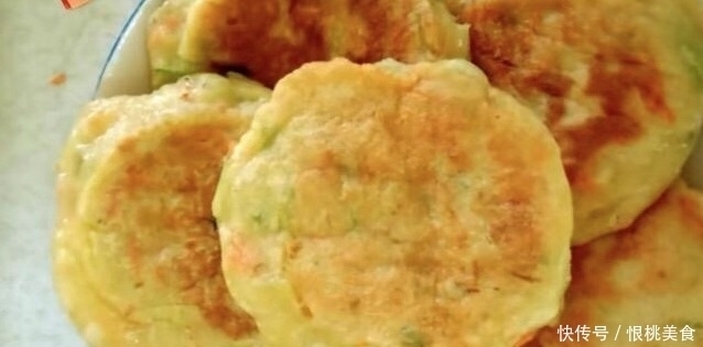 此菜2毛钱一斤，打3个鸡蛋，教你做早餐饼，咸香营养，总不够吃