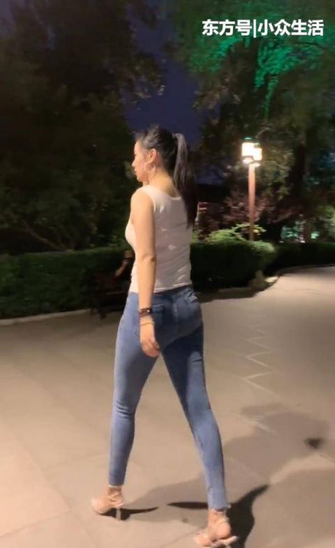 街拍姐姐这微胖身材,看似搭配普普通通,却美到骨子里