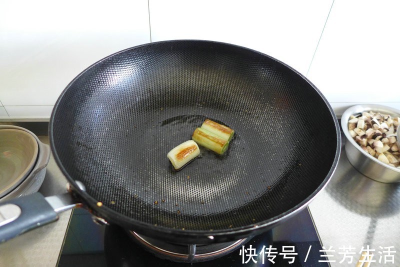 蘑菇|家常葱烧蘑菇,简单炒一炒,比肉都好吃,下饭又解馋