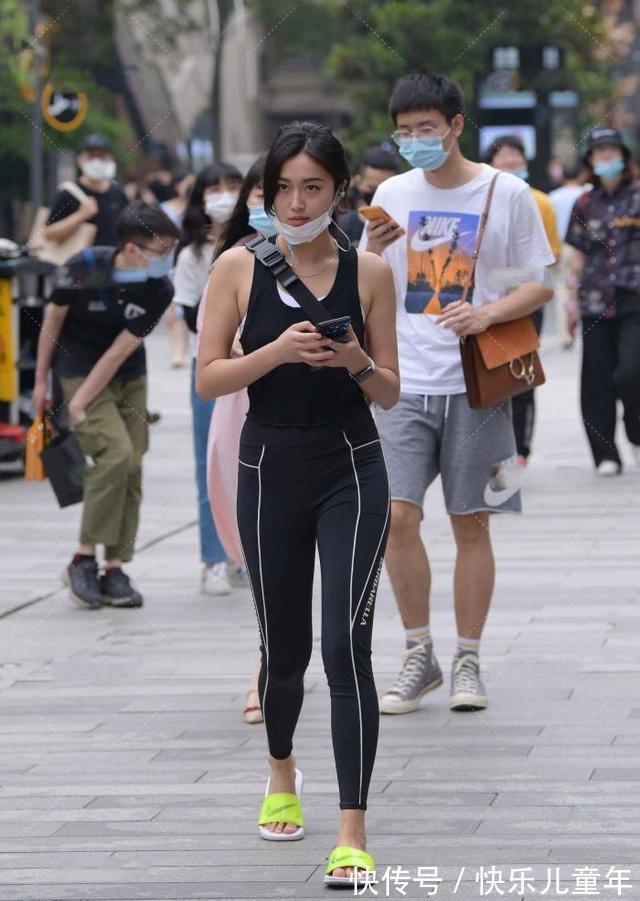 时尚人 一身“黑色动感套装”,展现出活力与青春,简答的搭配也能好看