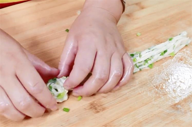 油饼|饺子皮别只会包饺子,试试这种做法,层层松软,出锅后比饺子还香