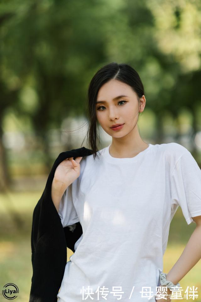 今秋薄外套里穿什么这件内搭洋气炸了!