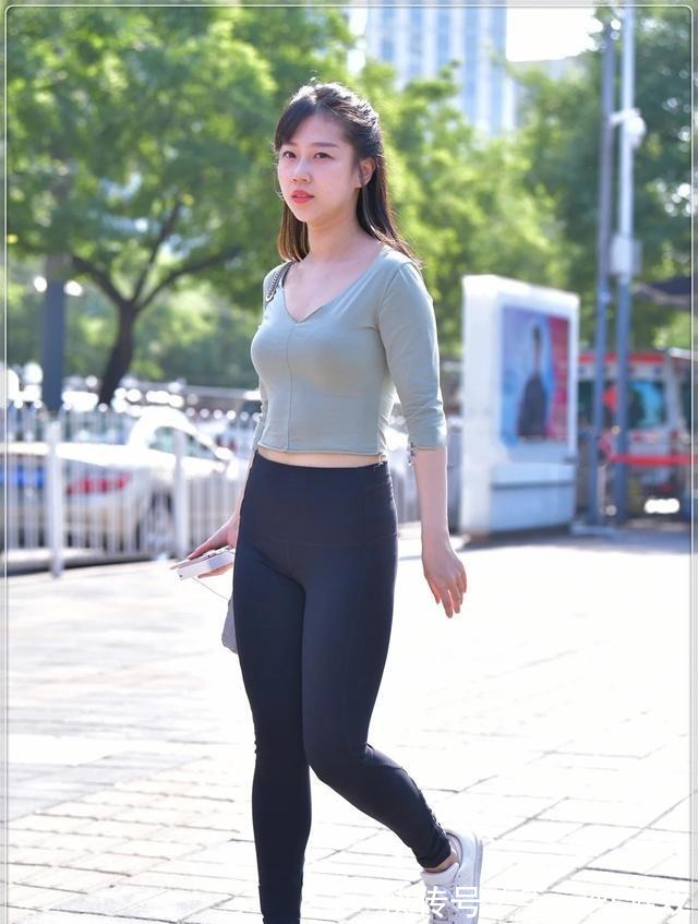 美女 健美裤是一种新时尚,让街头美女展现不一样的魅力!