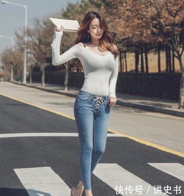 牛仔裤打扮的小姐姐俏皮可人,尽显淡淡的甜美感!