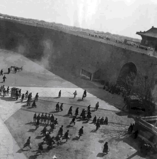 袁世凯|慈禧1902年西逃回京时的照片曝光：场面混乱不堪，大臣痛哭跪迎