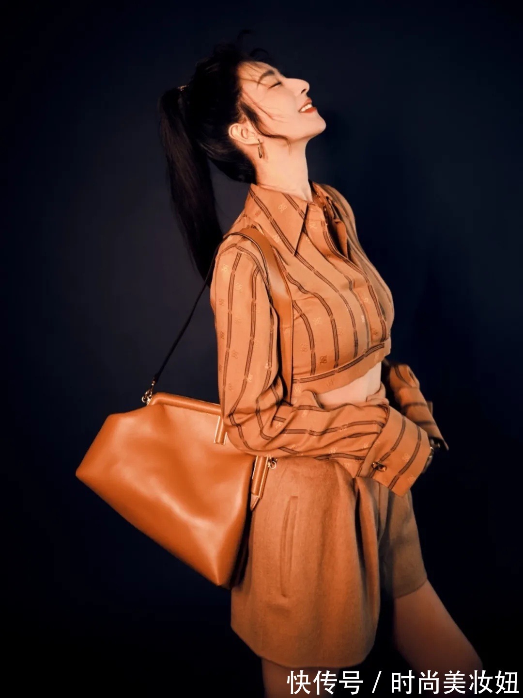 衬衫|薇娅真是带货“天花板”,穿露胃衬衫配高腰裤,气质媲美大明星