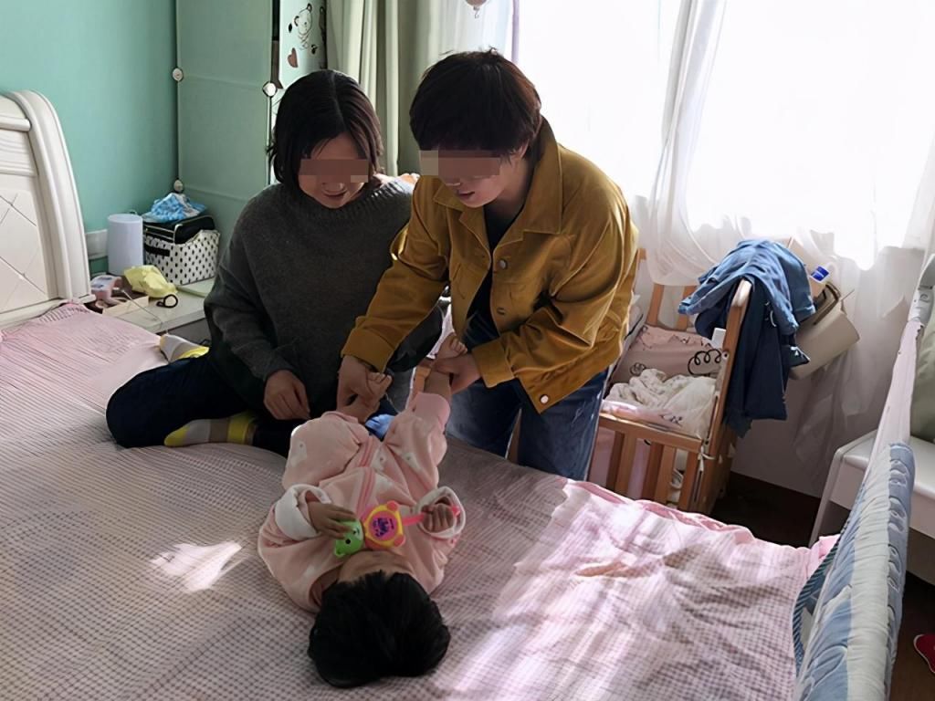 宝宝|金牌保姆一抱孩子就哭,宝妈百思不得其解,安了监控才得知真相