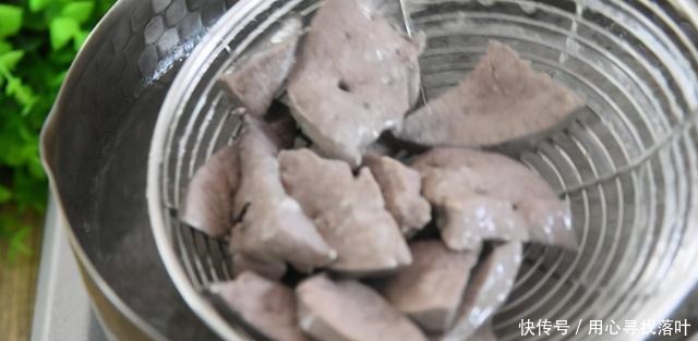 大厨|炒猪肝前,先腌制还是先焯水偷学大厨秘方,猪肝软嫩又入味