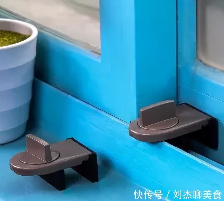 手残党|别再装“鸟笼式”防盗窗,如今流行这样装,安全防盗不遮光 !