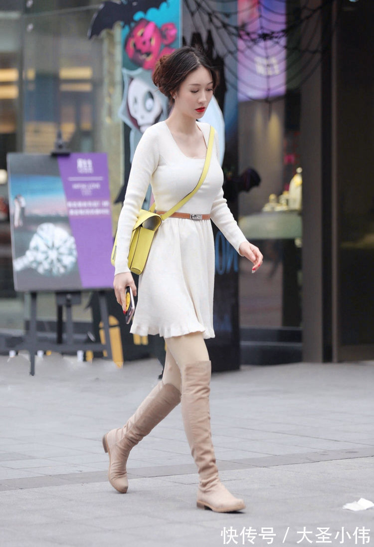 腰带|美女街拍:白色长袖连衣裙,配合腰带修身,加上靴子衬托,非常有气质