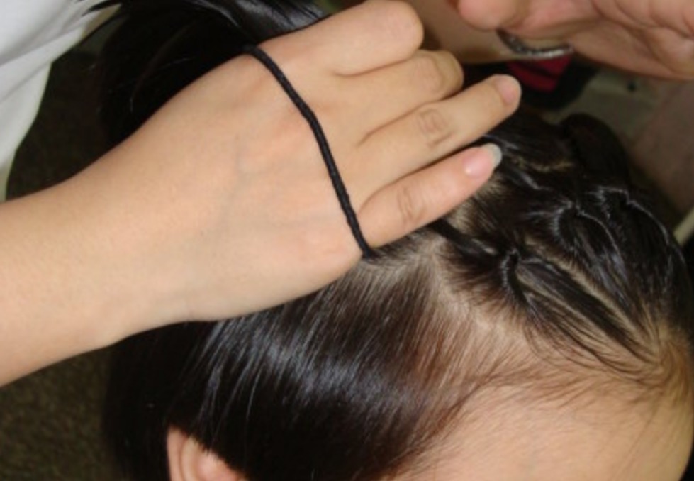 幼儿园老师|看到幼儿园老师给孩子扎的头发,宝妈心疼极了,怒斥太不负责了