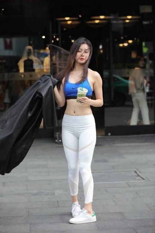 小姐姐|爱运动美女穿瑜伽裤,最显身材还亮眼,真是太性感了!