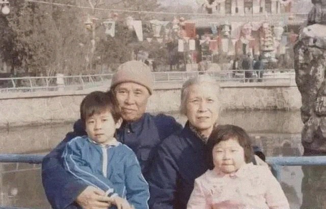 邱会作晚年定居西安,爱写主席诗词,部队的人仍称他为“老首长”