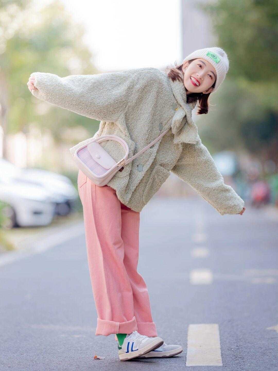 穿搭 冬季要拒绝“老气感”,快安排上这3条高级色裤装,洋气炸了