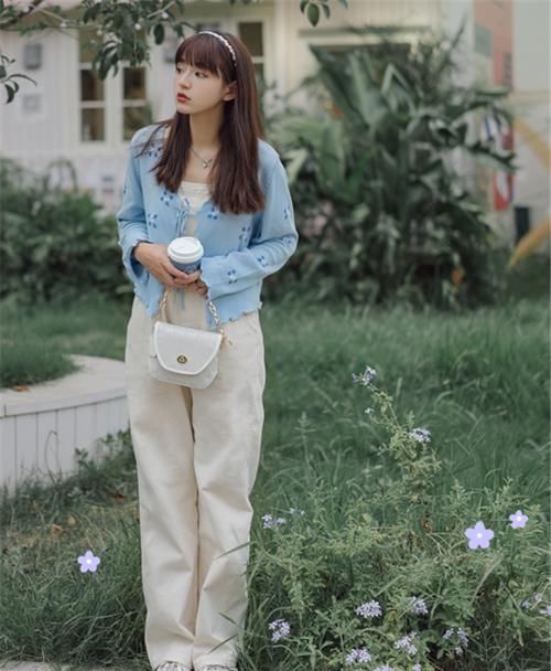 v领|2021年秋天一定要穿一次“针织开衫”，搭配半身裙，时髦更显气质