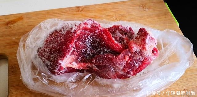 用水|冰箱拿出的冻肉,最忌直接用水冲,教你一妙招,吃着和鲜肉一样香