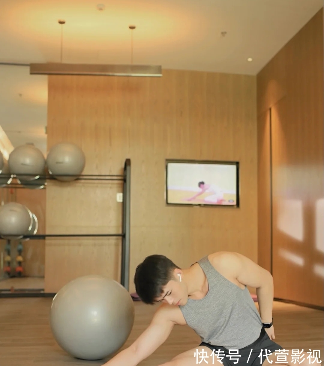 白袜|练瑜伽的白袜鲜肉帅哥，有点可爱哦