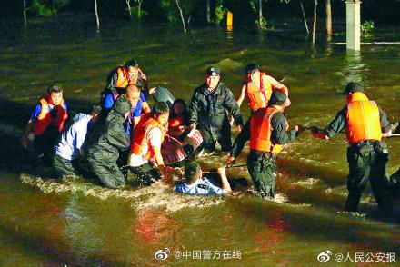 民警|暴雨夜，新乡民警紧急转移群众