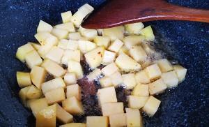 家常鸡肉菜谱，鸡翅根烧土豆，简单美味下饭，一道不错的家常菜