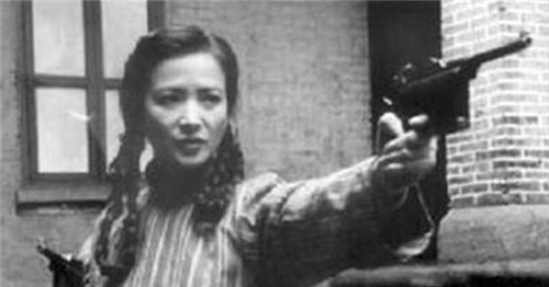 中国真正的“双枪老太婆”,隐姓埋名当保姆,34年后才显露身份!