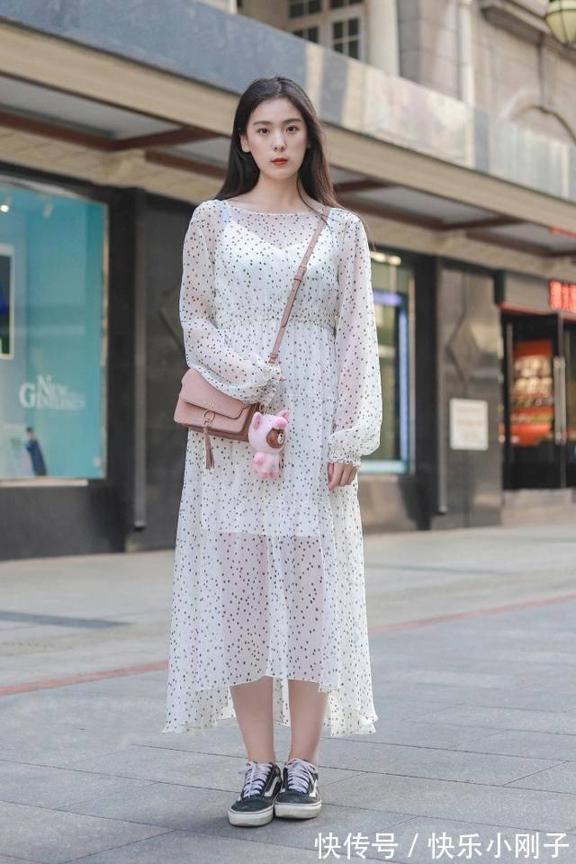 连衣裙 简洁大方又不失美感与气场,靓丽的连衣裙让女人更自信