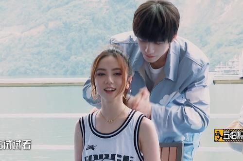 张颜齐给邓紫棋按摩,却把手放在她“衣服下”,网友:真不怕被骂