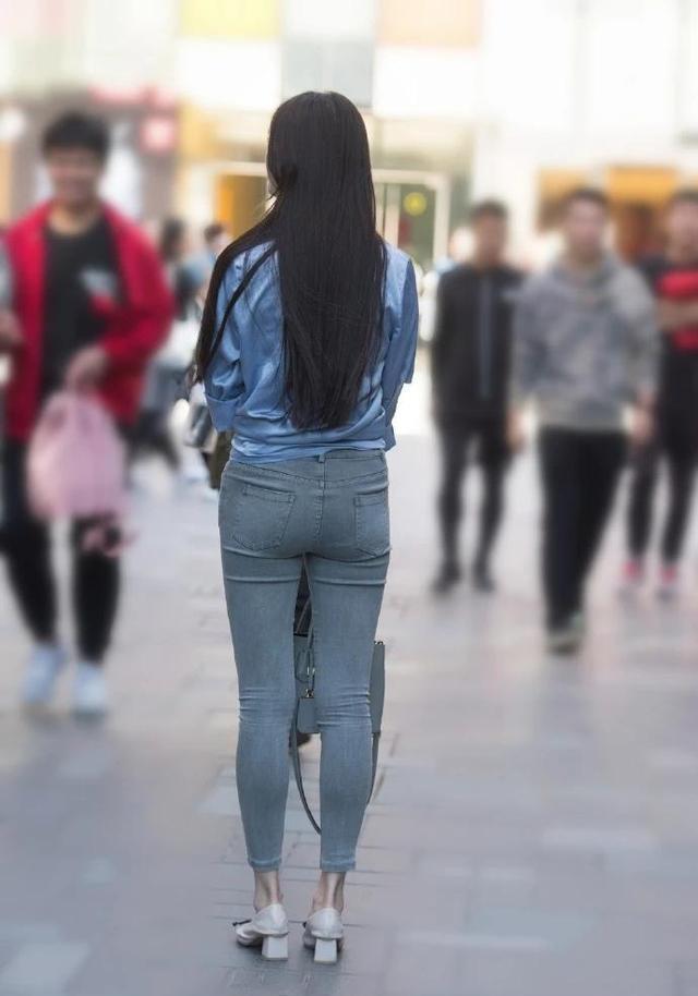 身材好的女生这样穿真好看, 蓝色衬衫搭配牛仔裤, 彰显青春活力