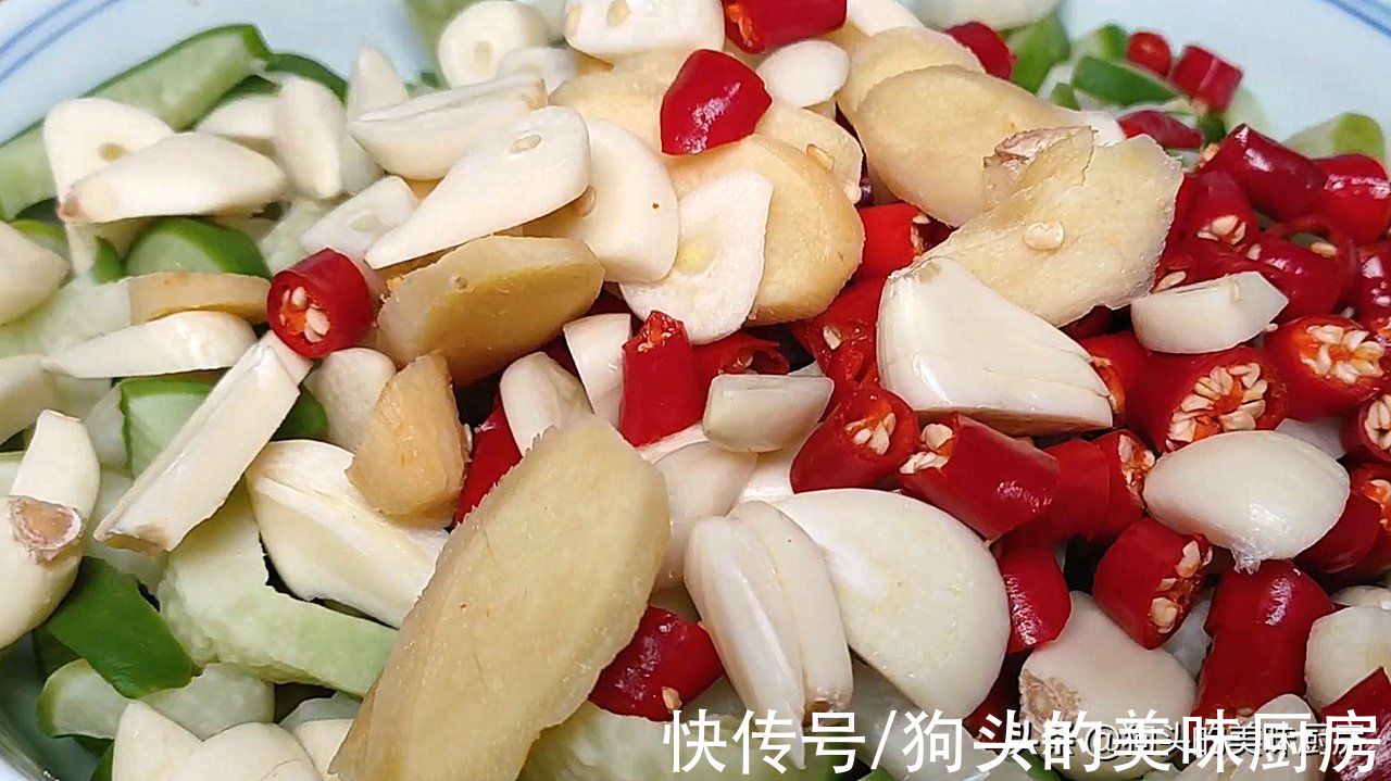 老爸教我的祖传腌萝卜配方，做法简单好储存，又香又脆，太好吃了