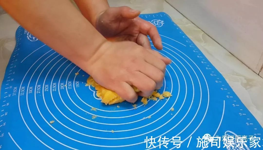 2勺面粉，1个鸡蛋，筷子搅一搅，做法比油条简单，比麻花都好吃