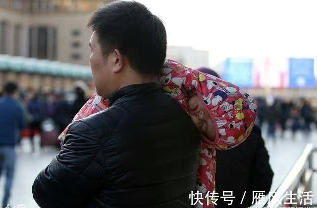 宝宝|宝宝本想叫爸爸起床,没想到反被爸爸带入睡,这画面让妈妈笑喷了