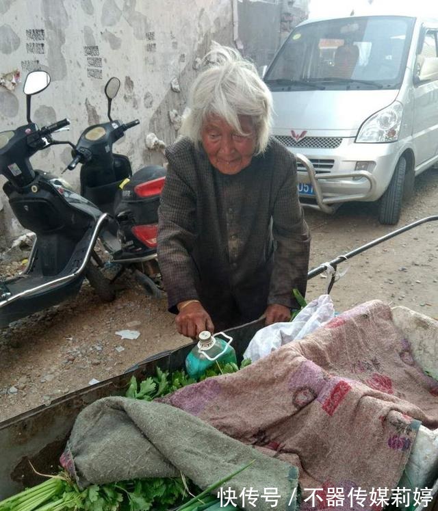 农村老奶奶每天推车卖菜，从不打农药，却被人嫌脏