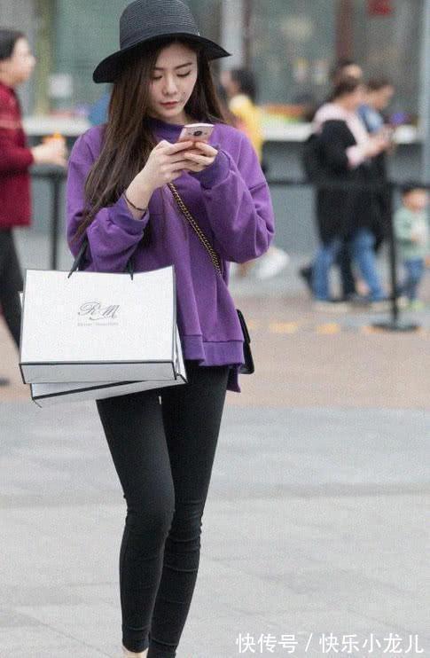 身姿 卫衣搭配打底裤,是一种非常舒适实用的搭配,透气性也很好