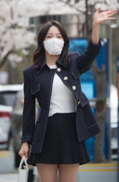 外套 短款百褶裙和休闲外套搭配,金世静俏皮可爱秀美腿