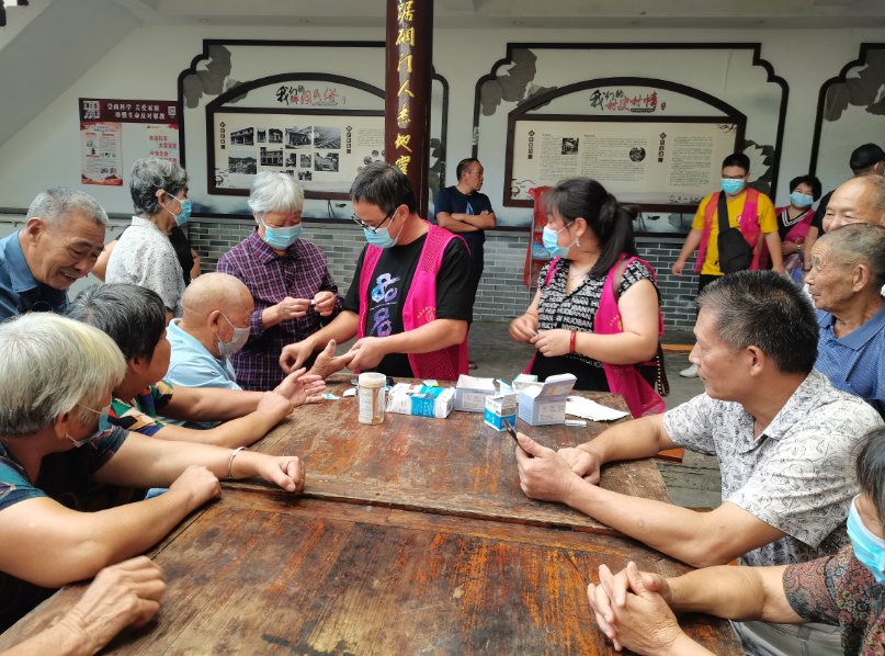 志愿者们|义诊进山村，便民服务暖人心