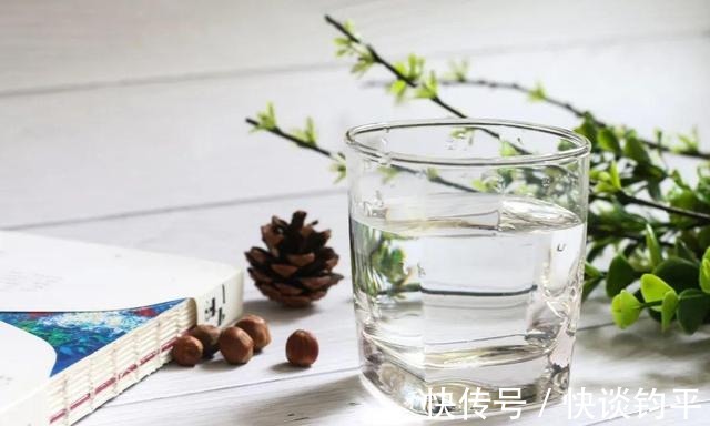病毒菌|经常喝茶与喝白开水的人，哪一种人更健康些？可能多数人想错了