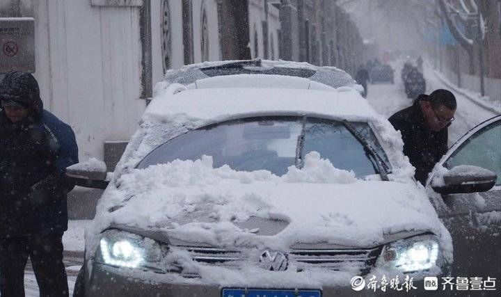 济南|济南大雪挡不住忙年人，雪中骑车小心翼翼