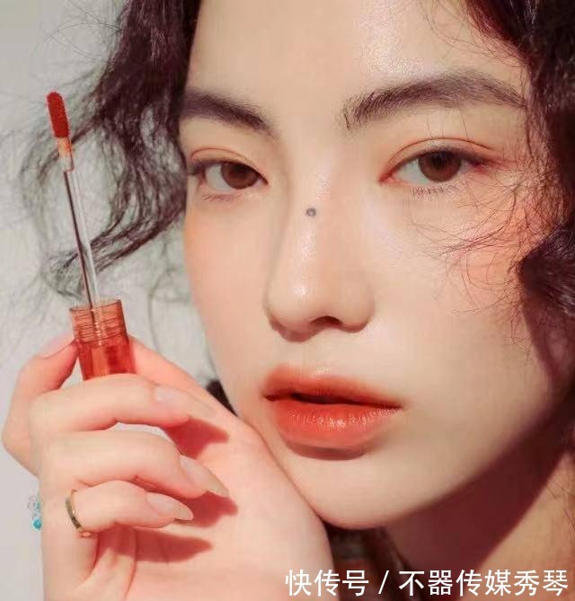 醉象|我不允许还有谁不知道水光唇釉的杀伤力