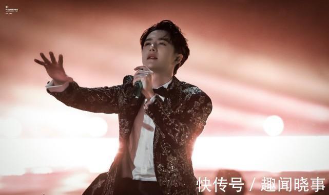 跨年舞台王一博表演新歌,近期圆润不少,评论调侃可爱似发面馒头