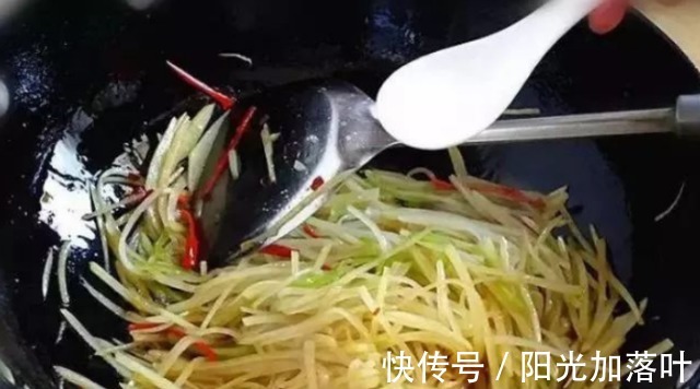 炒土豆丝要放几次醋很多人放少了,难怪不爽脆不酸香!