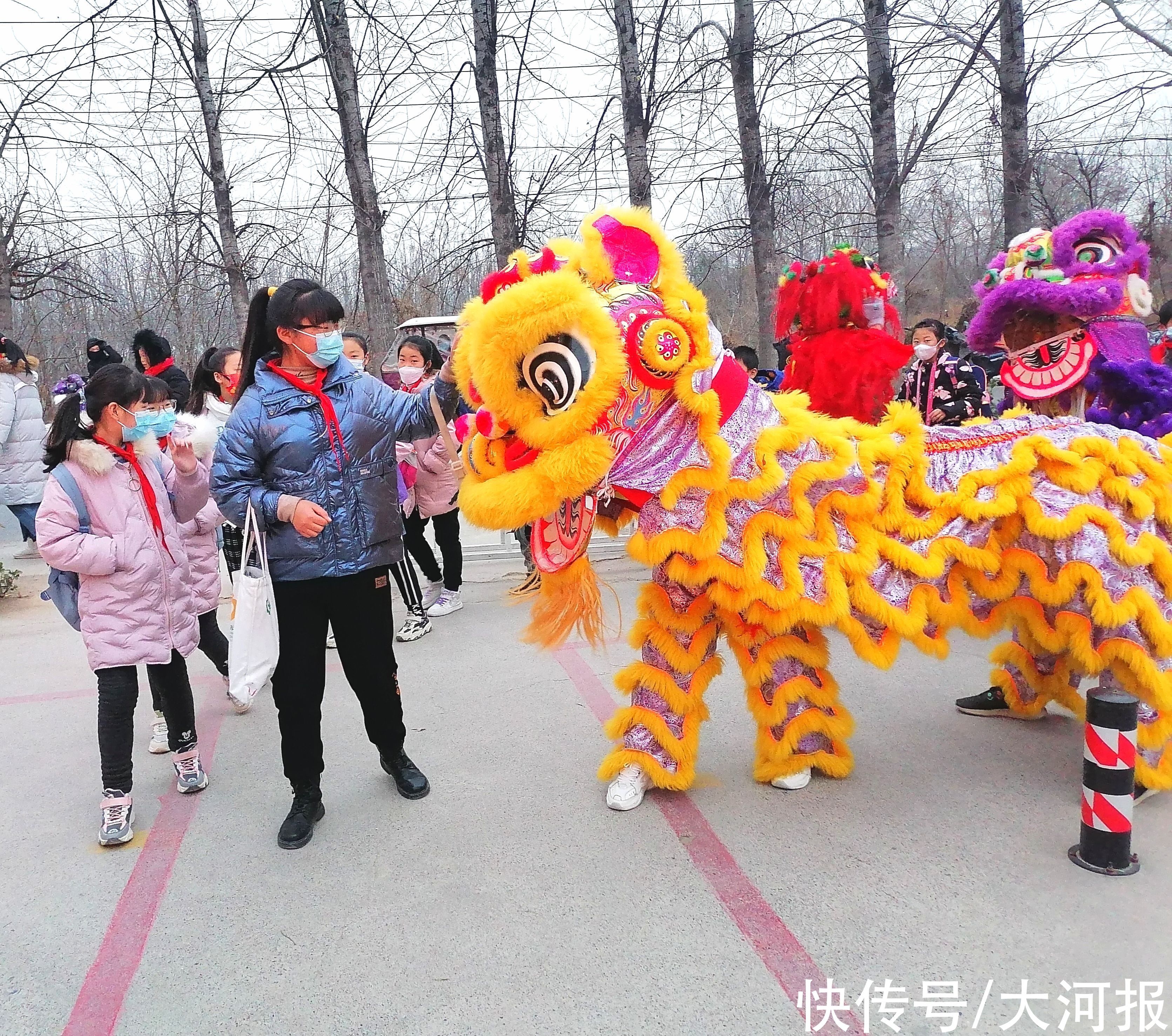 大河路！开学首日！郑州市大河路中心小学敲锣打鼓、舞狮迎接学生入学