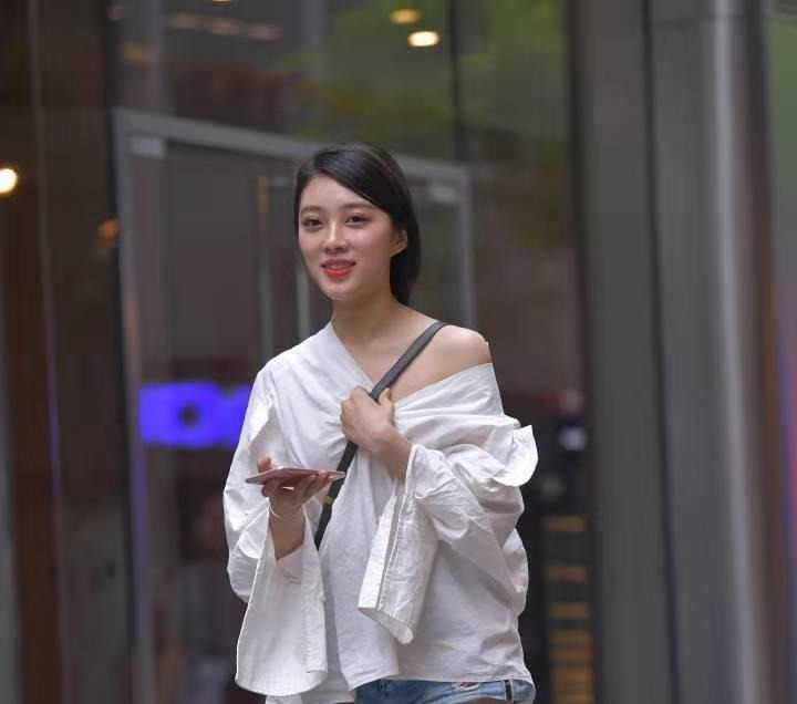 街拍小姐姐穿衣“不正经”,这么严肃的白衬衣被她穿成这样!