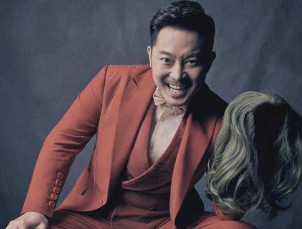 跑男|跑男集体拍杂志封面，唯独蔡徐坤跟大家不一样，名牌鞋子踩在脚底