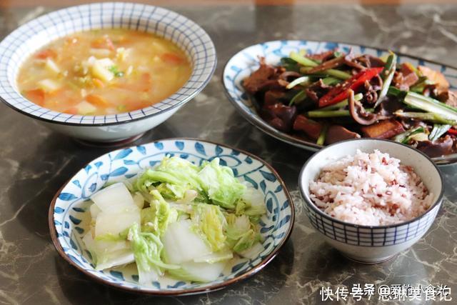 芝麻油|母女仨的午餐,瞬间走红朋友圈,网友:难怪孩子个高体形匀称