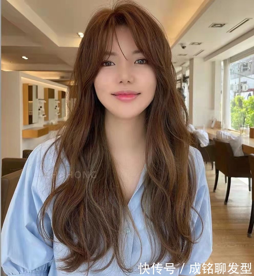 卷发 圆脸的女生怎么烫发显脸小?试试这六款卷发,时髦洋气又有品位