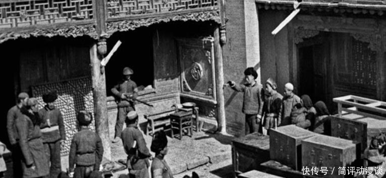 百姓|50年代批斗地主老照片:地主跪在批斗台上,百姓正在分东西!