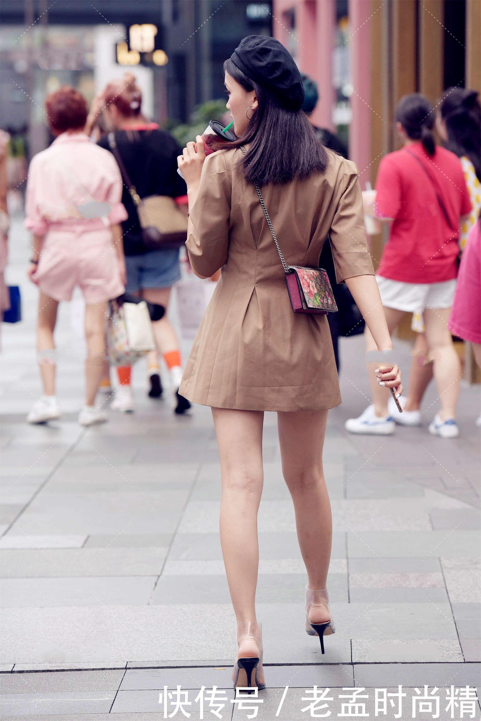 休闲|街拍:西装过于正式和沉闷? 西装连衣裙, 给你灵动独特感