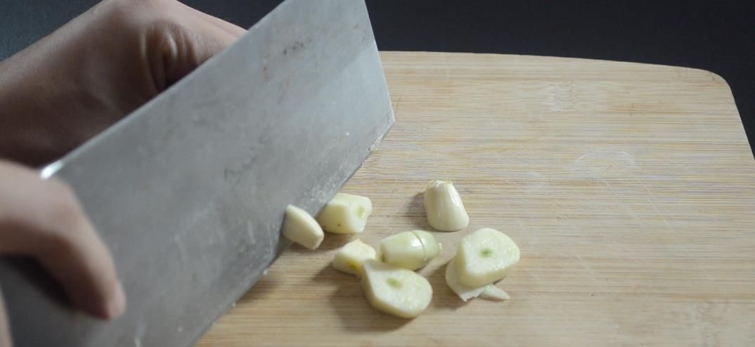 花盆里放瓣大蒜, 没想到作用这么大, 看完你会感谢我的