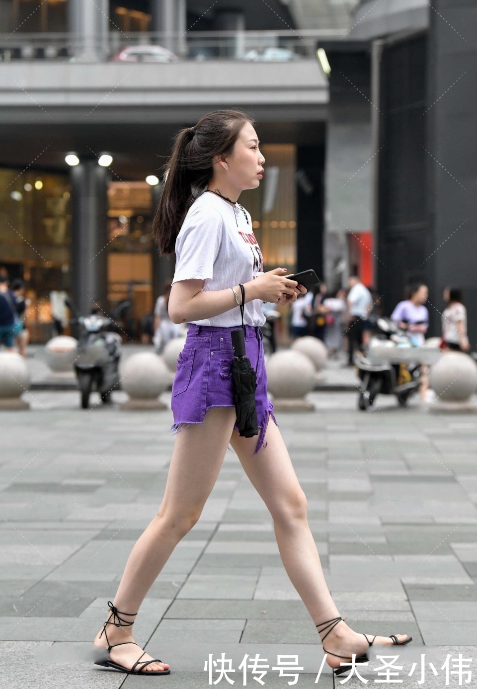 养眼|美女街拍:有的女生谈不上漂亮,但看着很养眼,好想请这位美女一起回家吃饭