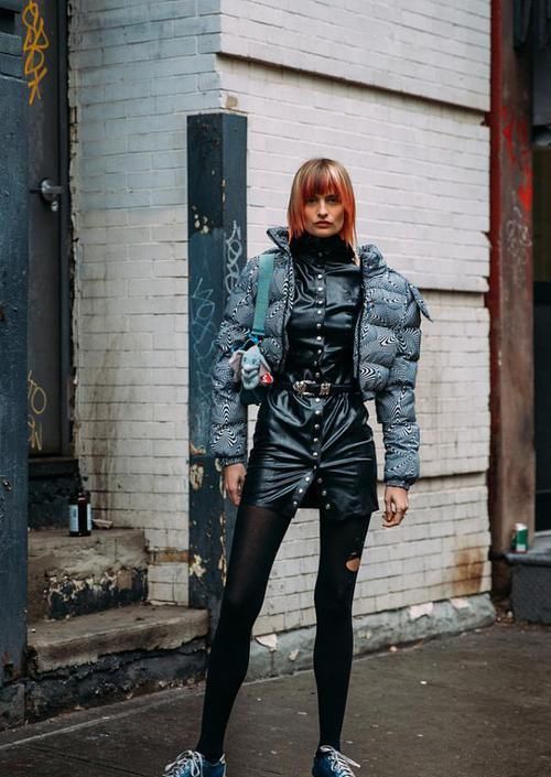 毛呢大衣已经过时了，冬天穿这种服装才好看，遮肉显瘦还保暖