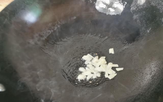 简单|卤猪耳朵怎么炒?做法简单,味道香辣开胃,吃起来又脆又嫩还下饭